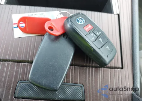 2021 Toyota Sienna Le z USA, uszkodzony, nr VIN 5TDKSKFC9MS035607